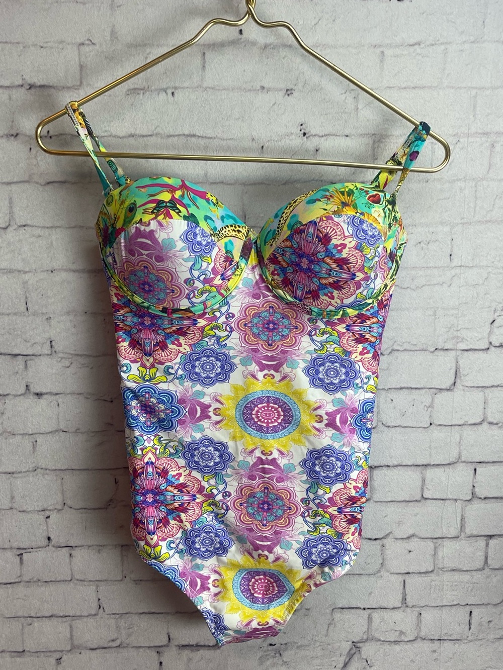 Garotas Mandala Floral Print Underwire One-Piece Swimsuit size large